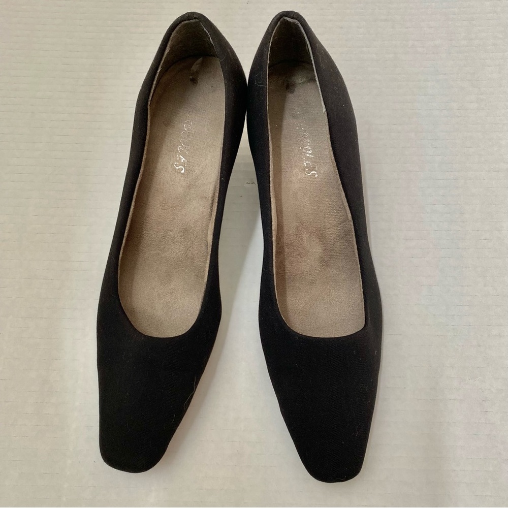 Aerosoles Black pumps size 7M Good Preowned condition. Fabric upper